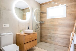Douche, sèche-cheveux, serviettes fournies