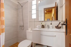 Shower, hair dryer, towels - Vacation Home "Casa Candelaria" with Views of El Teide, Private Pool & Wi-Fi (Arico)