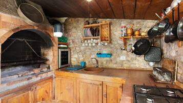 KĂŒhlschrank, Mikrowelle, Herdplatte, Wasserkocher mit Kaffee-/Teezubehör