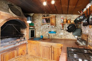 Fridge, microwave, stovetop, coffee/tea maker - Vacation Home "Casa Candelaria" with Views of El Teide, Private Pool & Wi-Fi (Arico)