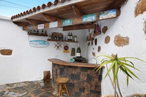Bar (on property) - Vacation Home "Casa Candelaria" with Views of El Teide, Private Pool & Wi-Fi (Arico)