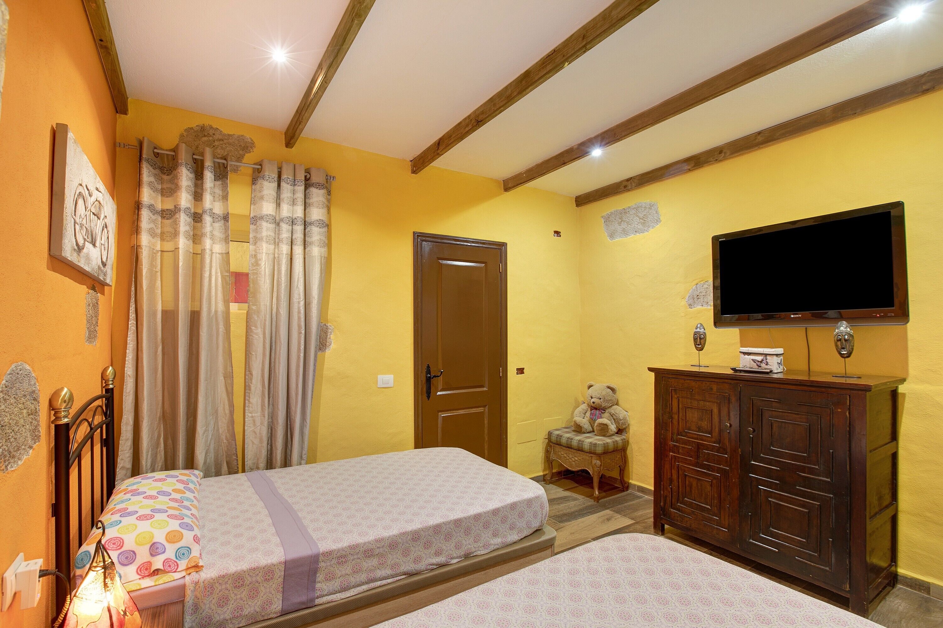 3 bedrooms, iron/ironing board, free WiFi, bed sheets