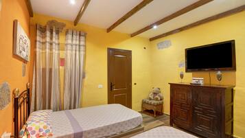 3 bedrooms, iron/ironing board, free WiFi, bed sheets