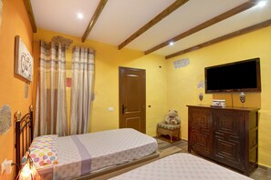 3 bedrooms, iron/ironing board, free WiFi, bed sheets - Vacation Home "Casa Candelaria" with Views of El Teide, Private Pool & Wi-Fi (Arico)