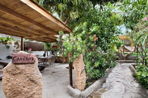 Outdoor dining - Vacation Home "Casa Candelaria" with Views of El Teide, Private Pool & Wi-Fi (Arico)