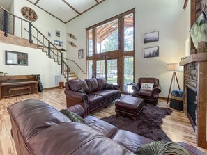 Smart TV, fireplace - Charismatic McCall Cabin w/ Hot Tub, Pool Table, EV Charger (McCall)