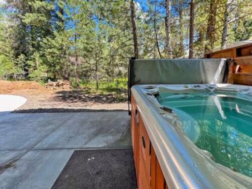 Charismatic McCall Cabin w/ Hot Tub, Pool Table, EV Charger