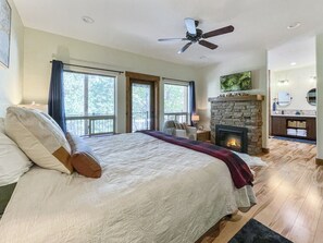 3 bedrooms, desk, iron/ironing board, travel cot - Charismatic McCall Cabin w/ Hot Tub, Pool Table, EV Charger (McCall)