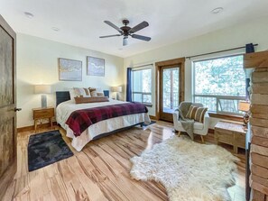 3 bedrooms, desk, iron/ironing board, travel cot - Charismatic McCall Cabin w/ Hot Tub, Pool Table, EV Charger (McCall)