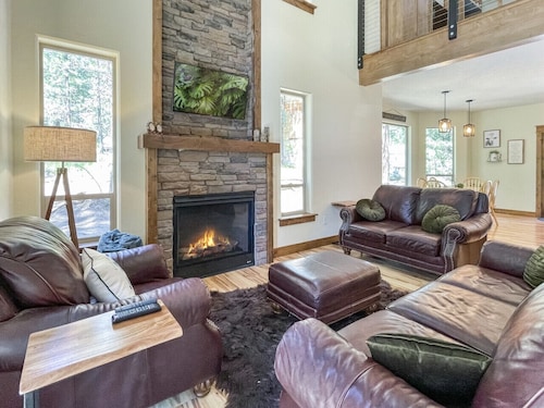 Charismatic McCall Cabin w/ Hot Tub, Pool Table, EV Charger