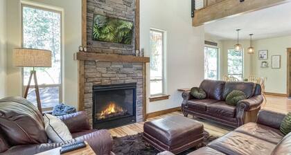 Charismatic McCall Cabin w/ Hot Tub, Pool Table, EV Charger