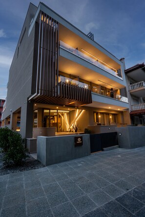 Overnatningsstedets facade – aften/nat