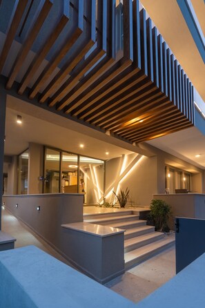 Fassade der Unterkunft – Abend/Nacht