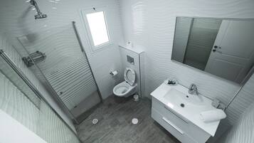 Kamar Triple Premium, patio | Kamar mandi | Shower dan handuk