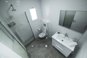 Habitación triple Premium, patio | Baño | Regadera y toallas