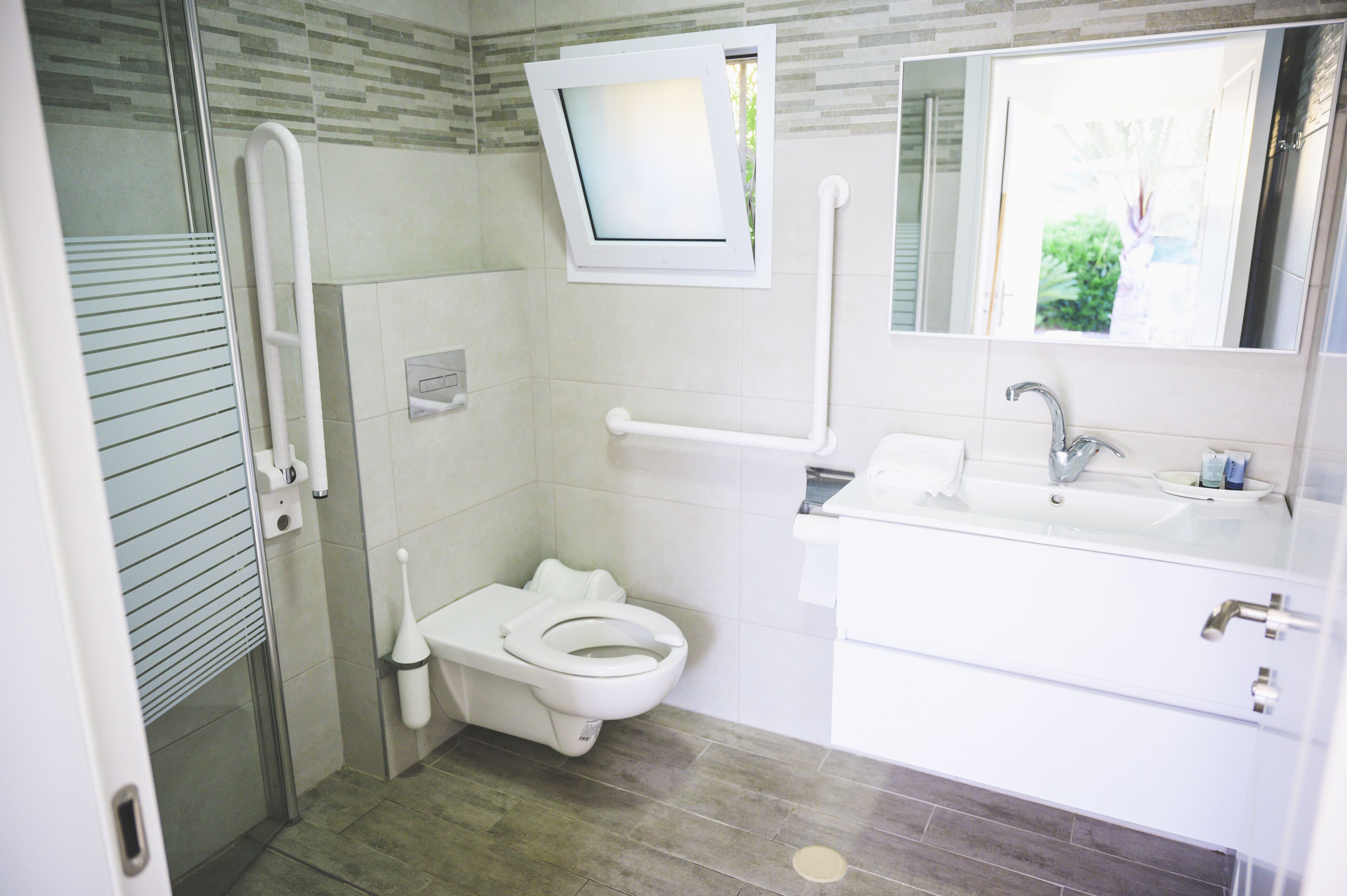 Premium Triple Room, Patio | Bathroom