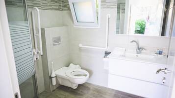 Premium Triple Room, Patio | Bathroom