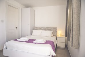 Decoración personalizada, muebles diferentes y escritorio 