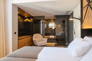 Minibar, desk, free WiFi, bed sheets