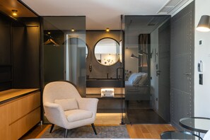 Habitación con 2 camas individuales | Baño | Regadera, regadera tipo lluvia, secadora de cabello, toallas 