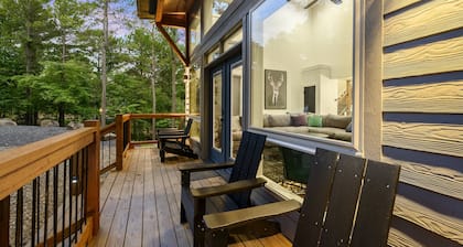 Charming & Chic Cabin w/brand new sauna & pool*(heating optional) , Hot Tub