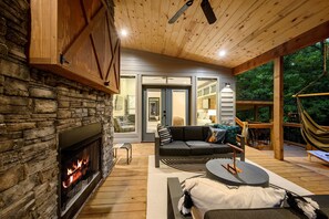 Terrace/patio - Charming & Chic Cabin w/brand new sauna & pool*(heating optional) , Hot Tub (Broken Bow)