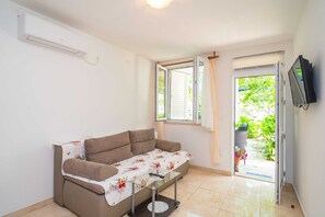 Apartment (One Bedroom Apartment with Terrace) | Living room | TV - Apartments Zarac (Dubrovnik)