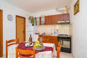 Apartamento (One Bedroom Apartment with Terrace) | Interior
