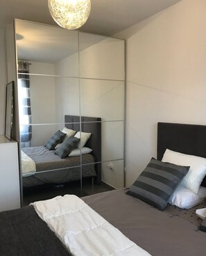 2 slaapkamers, een strijkplank/strijkijzer, gratis wifi, beddengoed