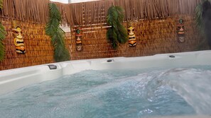 Outdoor spa tub - The Coconut Courtayrd-Private Pool& Tiki Hot Tub-Minutes From Fun-Walk 2 Golf (The Villages)
