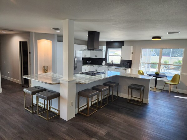 Jääkaappi, mikroaaltouuni, uuni, liesi