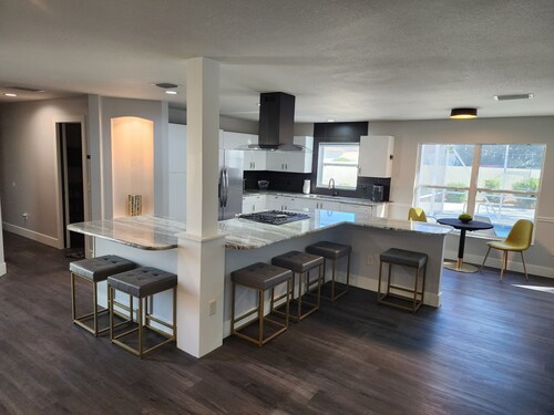 The Coconut Courtayrd-Private Pool& Tiki Hot Tub-Minutes From Fun-Walk 2 Golf