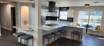 The Coconut Courtayrd-Private Pool& Tiki Hot Tub-Minutes From Fun-Walk 2 Golf