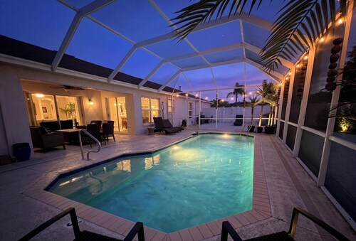 The Coconut Courtayrd-Private Pool& Tiki Hot Tub-Minutes From Fun-Walk 2 Golf