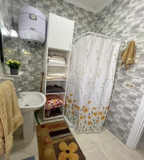Shower, towels - Remarkable 2-bed Cottage (Al-Hammam)
