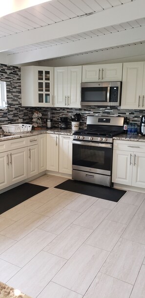 Fridge, microwave, oven, stovetop - Caribbean Retreat (Charlotte Amalie)