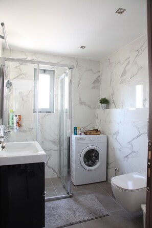 Doccia, asciugacapelli, asciugamani