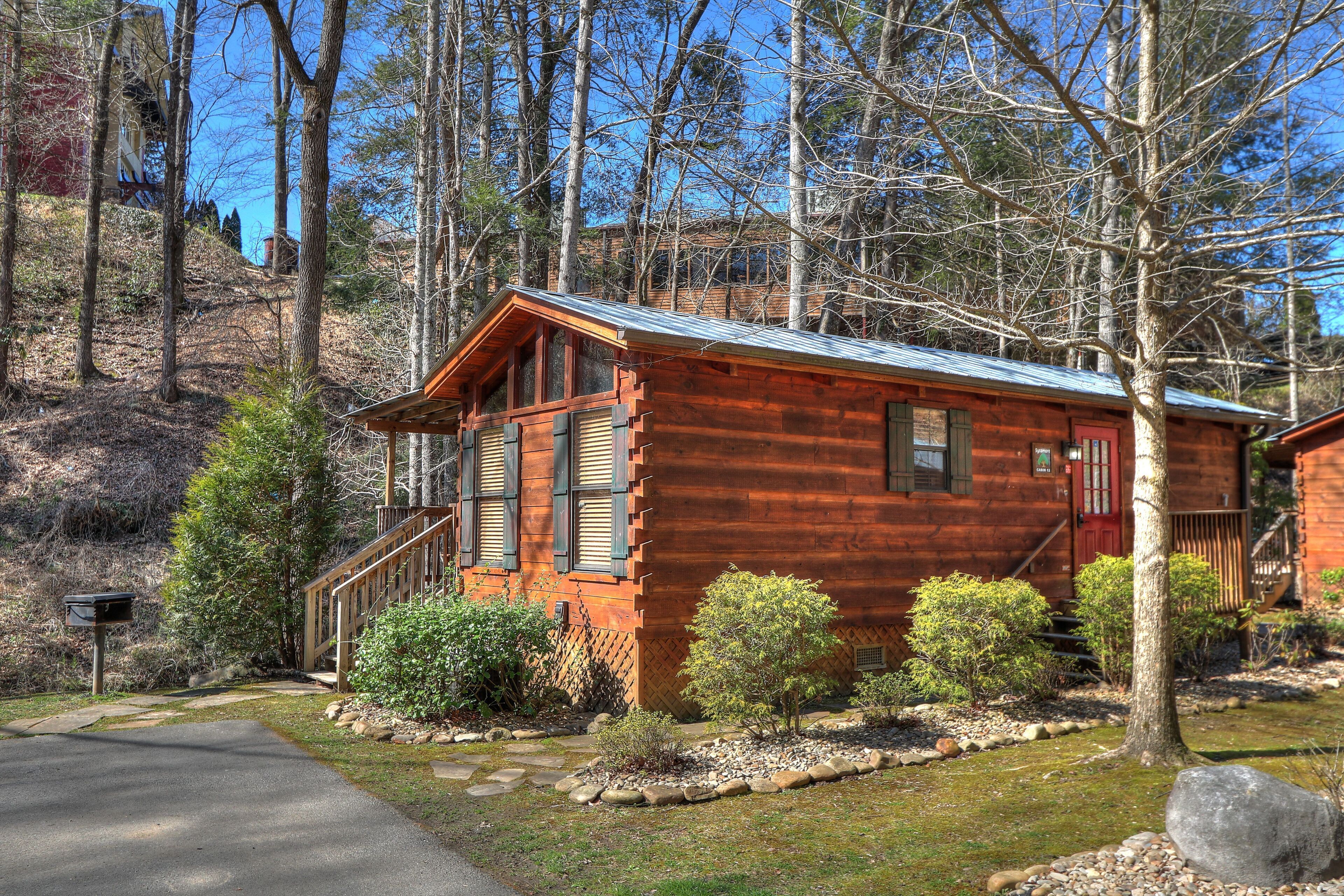 Sycamore: Cozy Cabin atop a Mountain Stream and only Minutes from Downtown Gatlinburg
