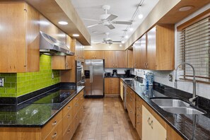 Dishwasher - Peacock Lodge at Sky Land Ranch: Beautiful Mansion in the Heart of Sevierville (Sevierville)