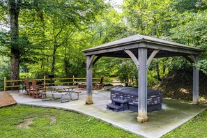 Outdoor dining - Flint Rock Cabin on the Water (Sevierville)