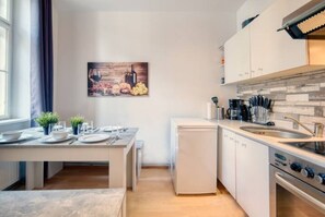 Réfrigérateur, four, cafetière/bouilloire, bouilloire électrique