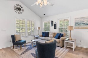 Smart TV - Experience the charm of Oak Island at Summer Salt, a cozy 3-bedroom retreat. (Oak Island)