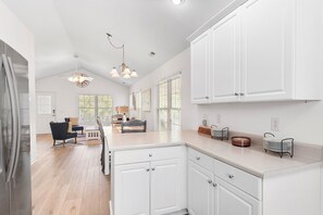 Interior - Experience the charm of Oak Island at Summer Salt, a cozy 3-bedroom retreat. (Oak Island)