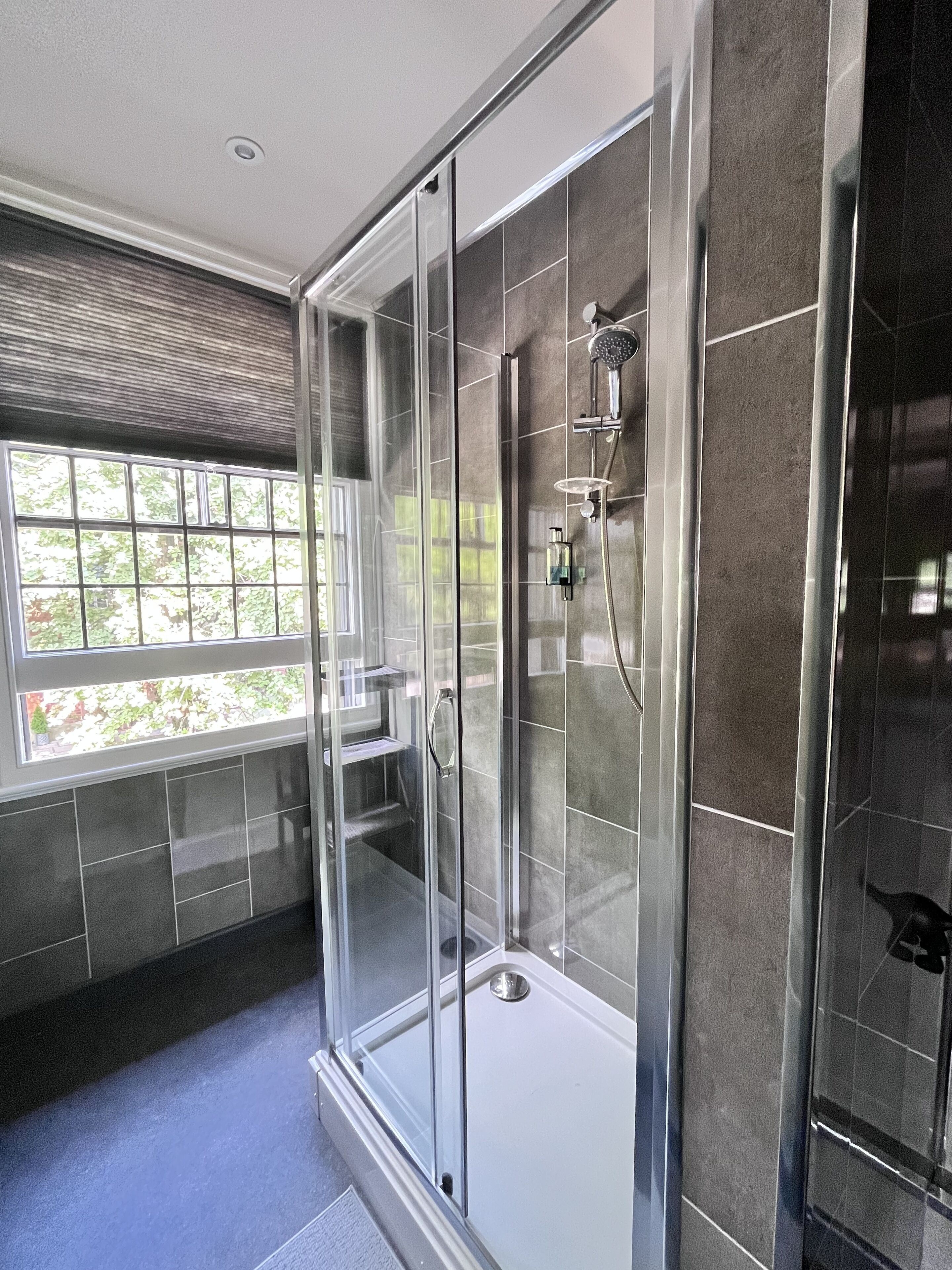 標準三人房 | 浴室 | 淋浴設備、風筒、提供毛巾、番梘