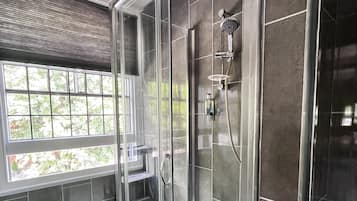 Kamar Triple Standar | Kamar mandi | Shower, pengering rambut, handuk, dan sabun