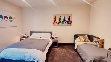 Standard Triple Room | Desk, free WiFi, bed sheets