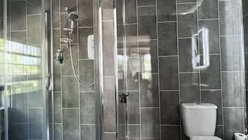 Standard Tek Büyük veya İki Ayrı Yataklı Oda | Banyo | Duş, saç kurutma makinesi, havlu, sabun