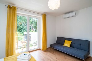 Lejlighed (Two Bedroom Apartment with Balcony) | Stue | Tv