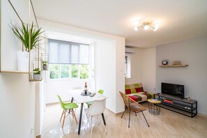 Lejlighed (Two Bedroom Apartment with Balcony) | Spisestue