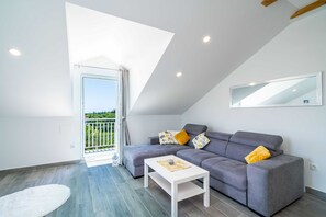 Departamento (One Bedroom Apartment with Balcony an) | Sala de estar | Televisión 